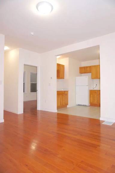 Main picture of 582 East St