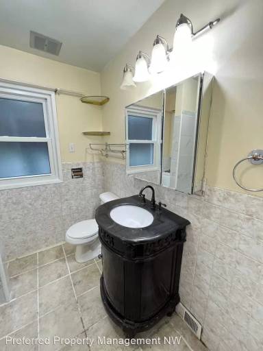 Main picture of 1809 Oakes Ave