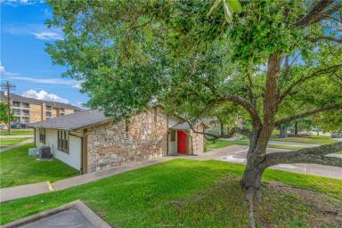 Main picture of 2323 De Lee St