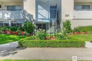 Main picture of 221 S Doheny Dr