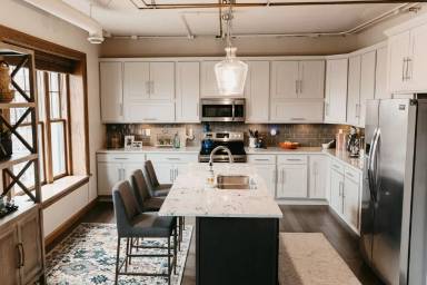 Main picture of 221 S Phillips Ave