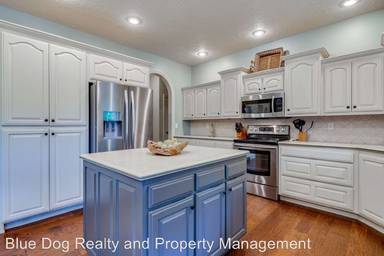 Main picture of 303 NW Lasalle Dr