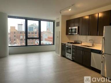 Main picture of 744 N Clark St