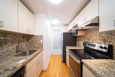 Main picture of 2545 S Bayshore Dr