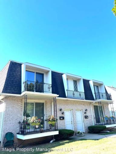 Main picture of 425 Saint Lawrence Ave