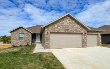 Main picture of 207 W Canterbury Ln