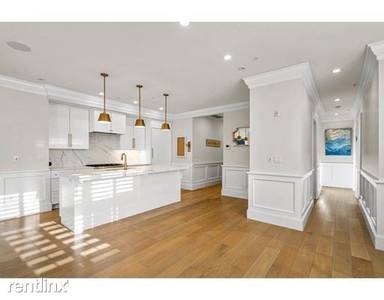 Main picture of 154 W 8th St