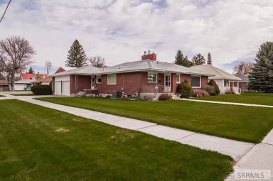 Main picture of 390 W Main St