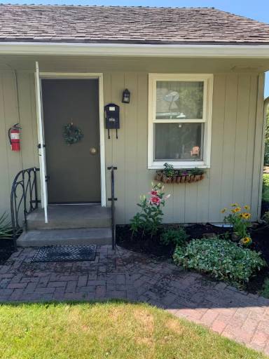 Main picture of 130 SW Canyon Dr