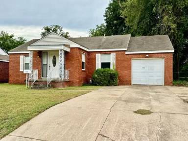 Main picture of 2632 E 3rd St