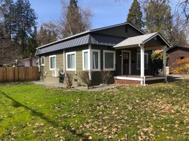 Main picture of 1202 NW Hawthorne Ave