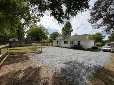 Main picture of 615 Leonard Ave