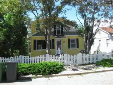 Main picture of 126 E 12th St