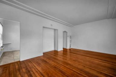 Main picture of 135 N La Peer Dr