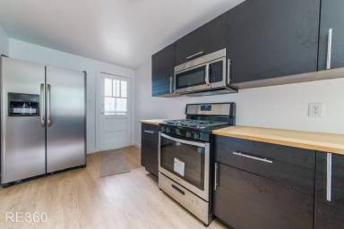 Main picture of 906 Eureka St