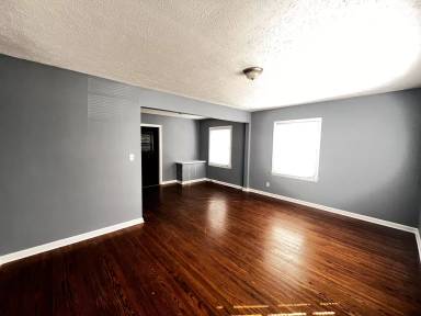Main picture of 1915 Garrs Ln