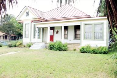 Main picture of 2103 N Interstate 35