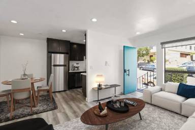 Main picture of 900 W College St