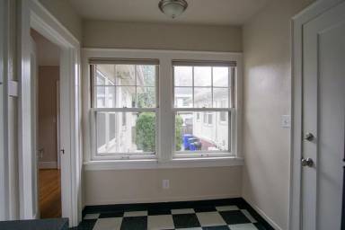 Main picture of 3602 SE Stark St