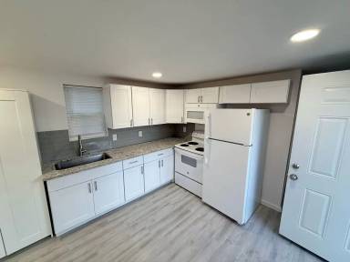 Main picture of 423 E Sears St