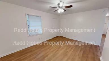 Main picture of 215 Meadowbrook Dr