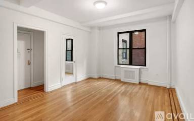 Main picture of 215 W 23rd St