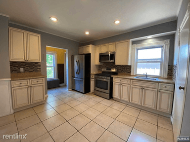 Main picture of Willow St And Poplar St