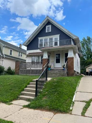 Main picture of 5725 W Wells St