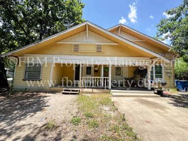 Main picture of 102 W Denton St