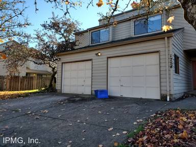 Main picture of 1752 NW Grant Cir