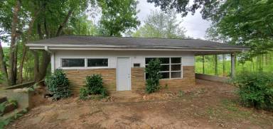 Main picture of 2215 Poinsettia Rd