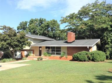 Main picture of 150 Pineview Dr