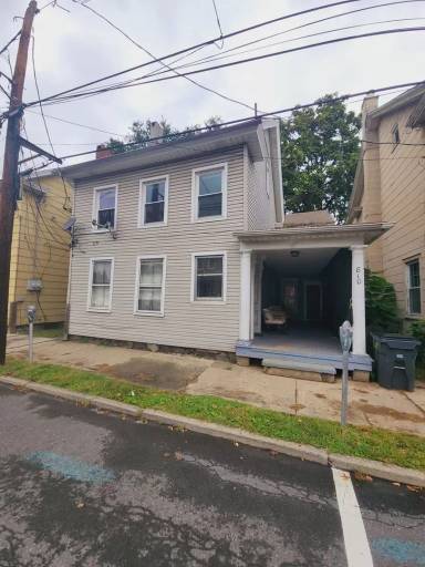 Main picture of 810 Monroe St