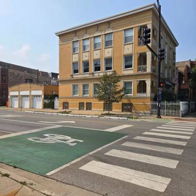 Main picture of 2348 W Grand Ave