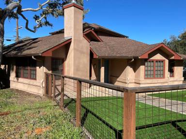 Main picture of 870 Congress Ave