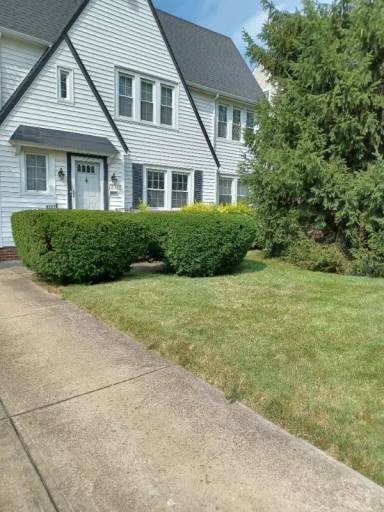 Main picture of 18519 Chagrin Blvd