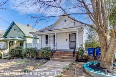 Main picture of 202 1/2 Linden Ave