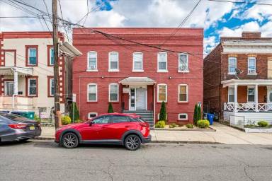 Main picture of 200 Grant St
