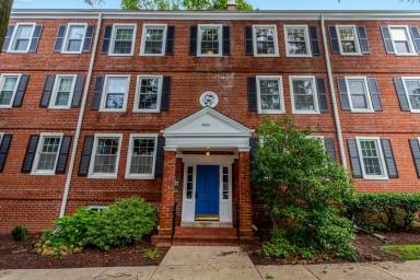 Main picture of 3004 S Columbus St