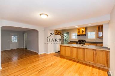 Main picture of 27 8th St NW