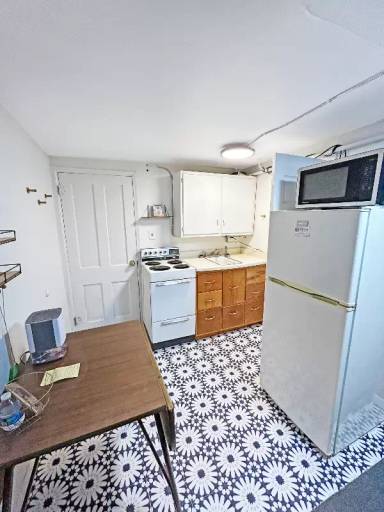 Main picture of 208 2nd St SE