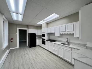 Main picture of 693 Ferry St