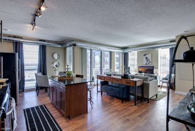 Main picture of 10 10th St E