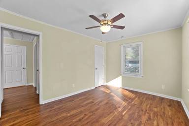 Main picture of 400 Sandy Point Rd