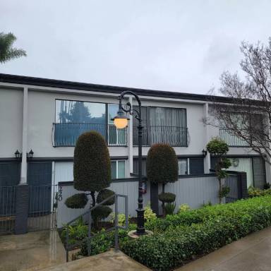 Main picture of 220 W Union Ave