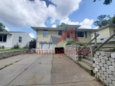 Main picture of 2827 S 39th St