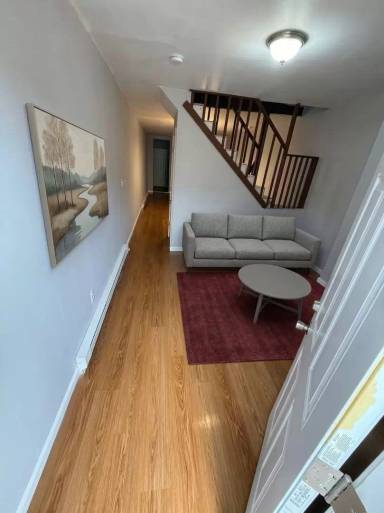 Main picture of 423 S Payson St