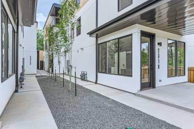 Main picture of 2321 S High St