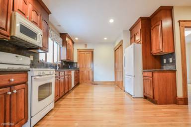 Main picture of 17 Dickinson Rd