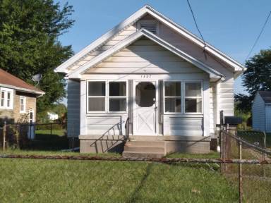 Main picture of 1327 Bronson Ave